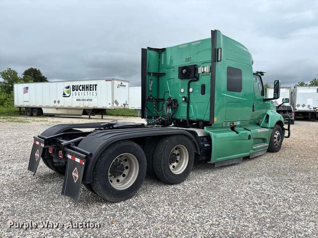 Image of International LT625 equipment image 4