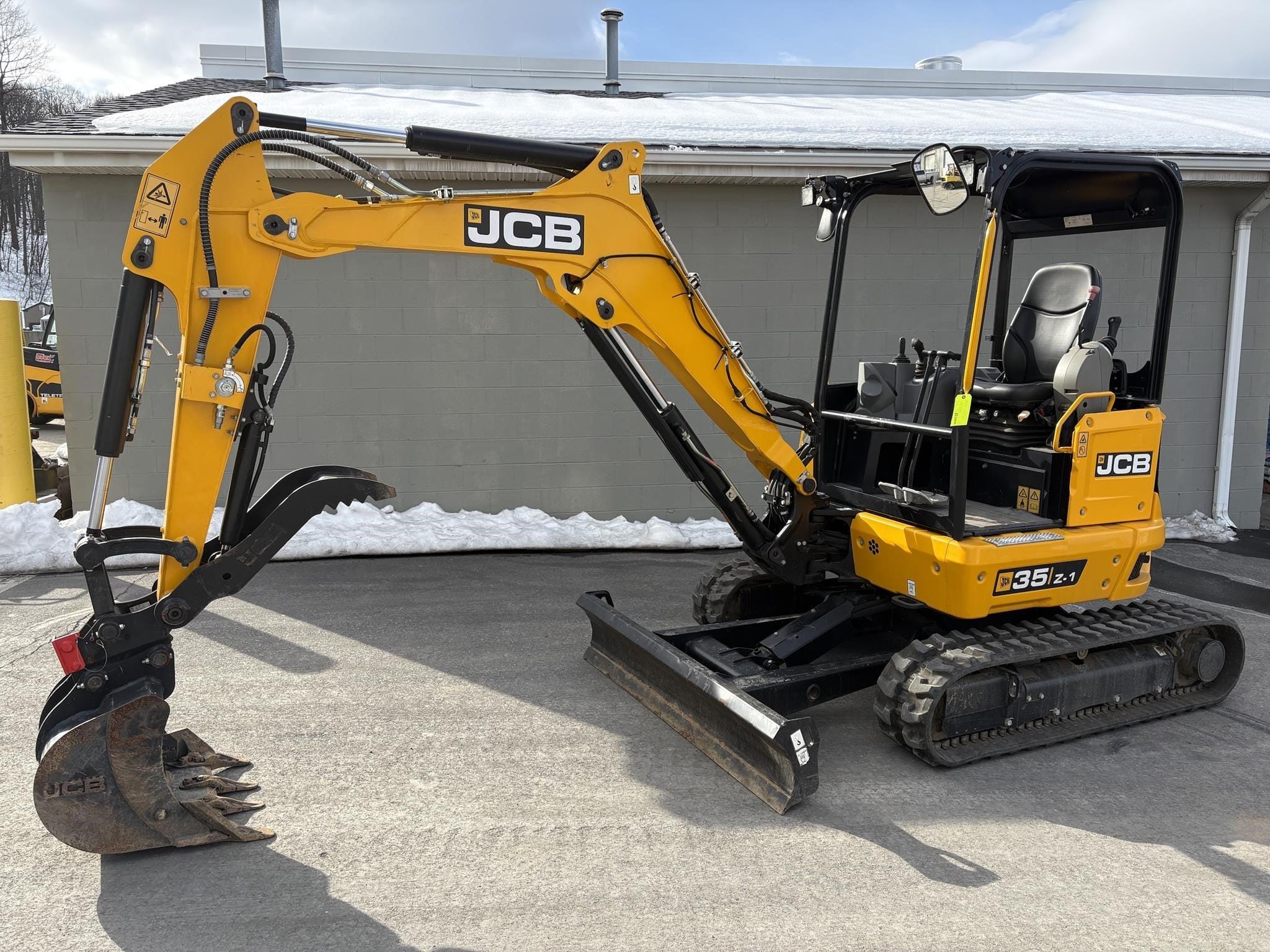 2022 JCB 35Z-1 Equipment Image0