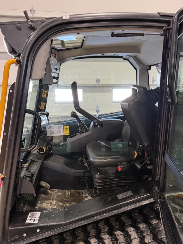 Image of JCB 3TS-8T equipment image 4