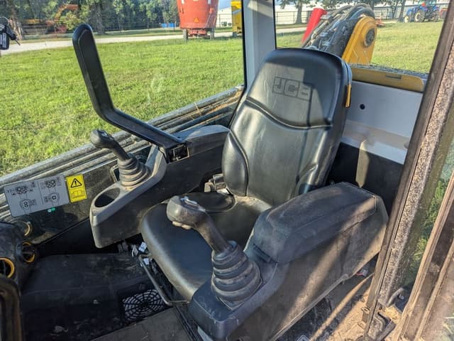 Image of JCB 3TS-8T equipment image 3