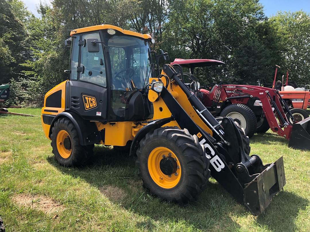 Image of JCB 407 Agri Image 0