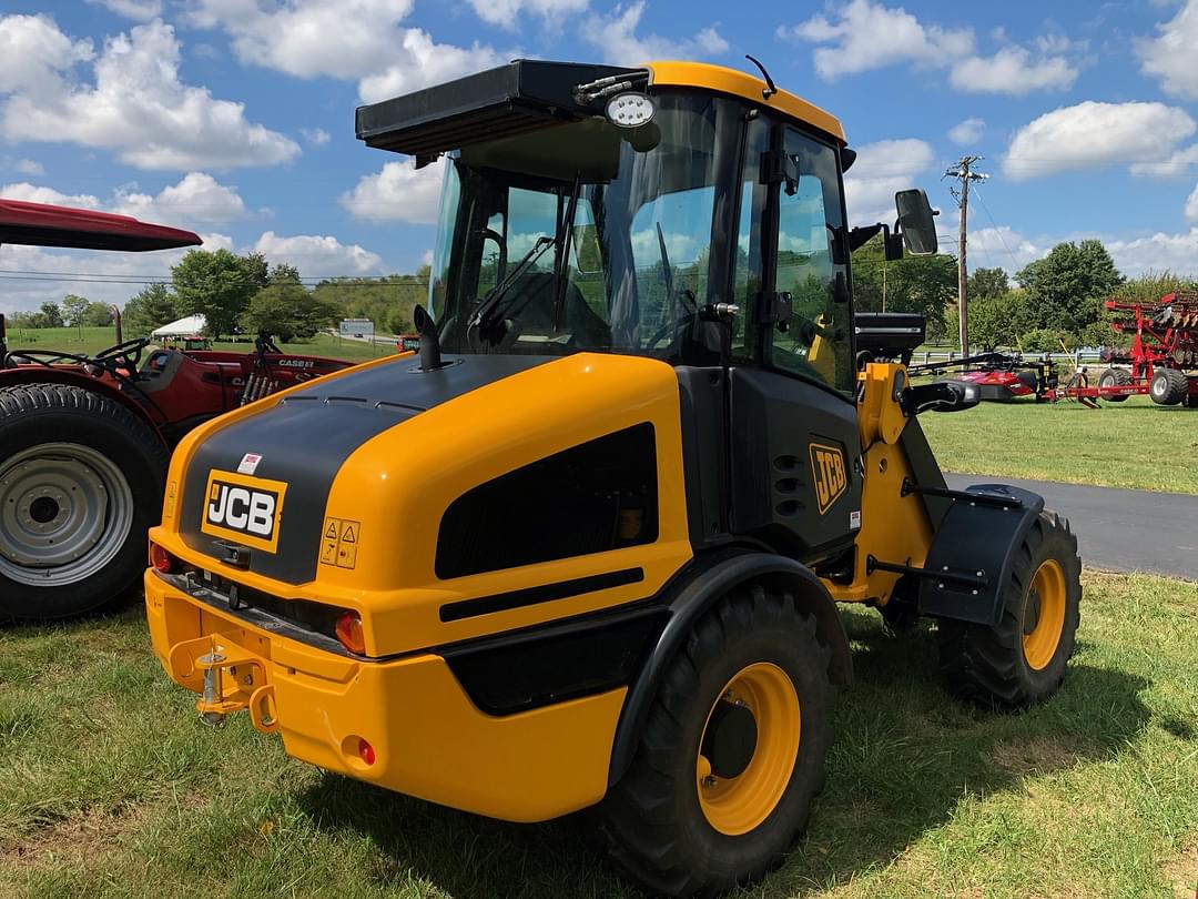 Image of JCB 407 Agri Image 1