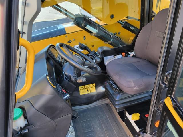 Image of JCB 525-60 Agri Plus equipment image 2