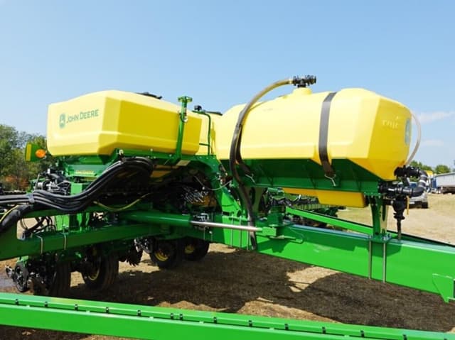 Image of John Deere 1775 equipment image 4