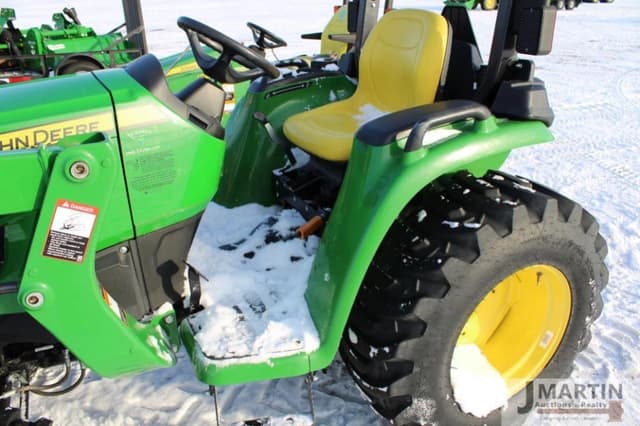 Image of John Deere 3025E equipment image 4