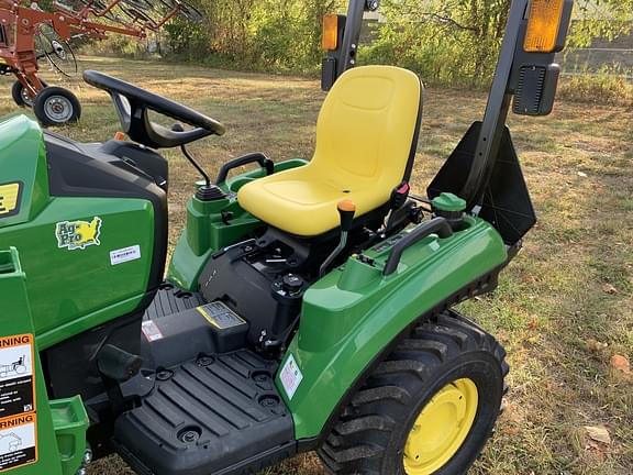 Image of John Deere 1023E equipment image 4