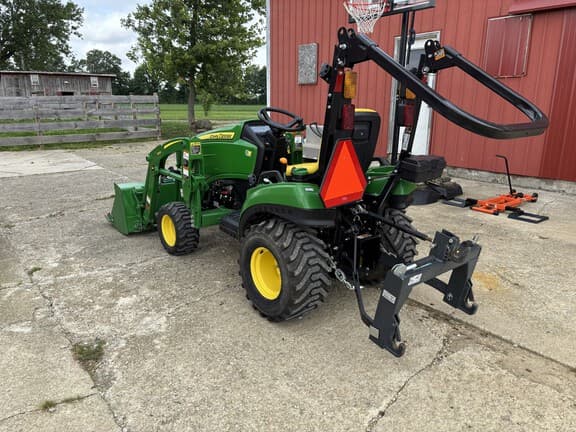 Image of John Deere 1023E equipment image 4