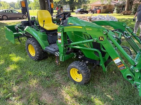 Image of John Deere 1023E equipment image 3
