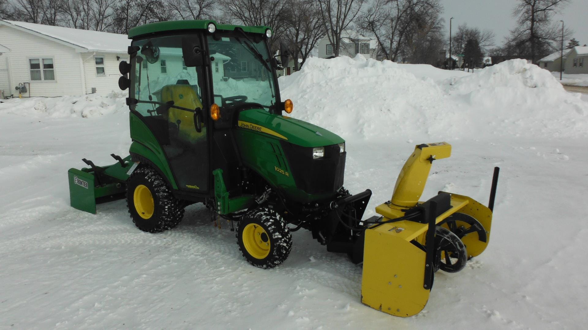 2022 John Deere 1025R Equipment Image0