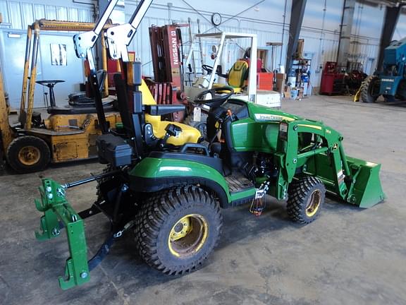 Image of John Deere 1025R equipment image 3