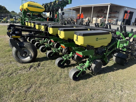 Image of John Deere 1705 equipment image 2