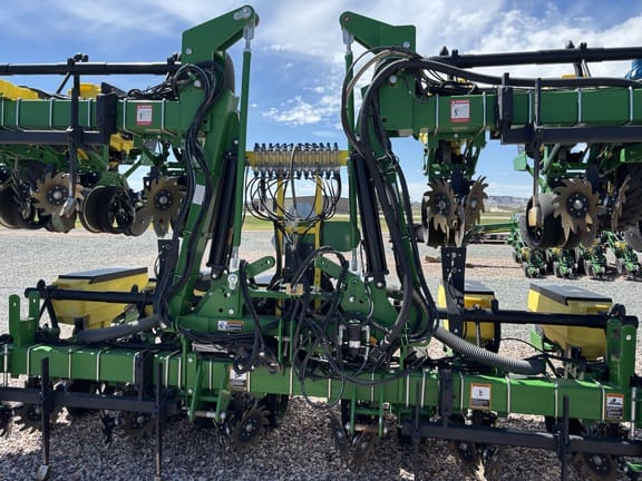 2022 John Deere 1725 Equipment Image0