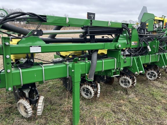 Image of John Deere 1725 equipment image 4