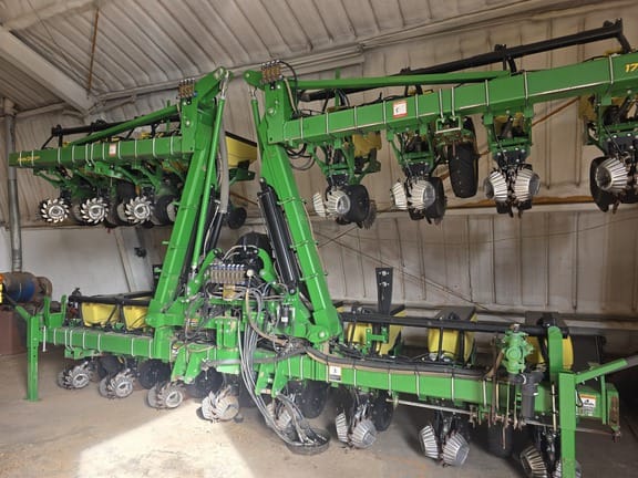 2022 John Deere 1725 Equipment Image0