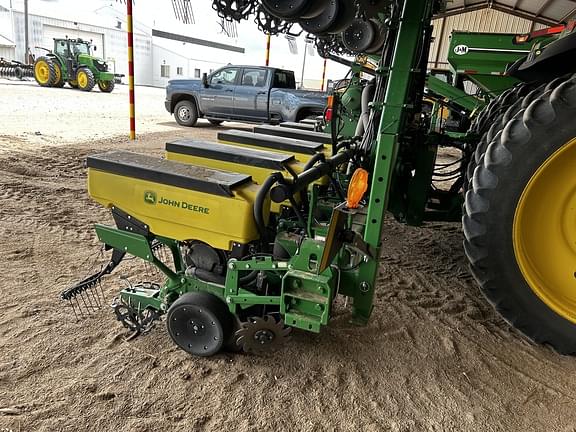 Image of John Deere 1725 equipment image 1