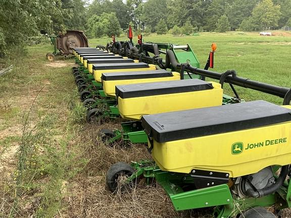 Image of John Deere 1725 equipment image 2