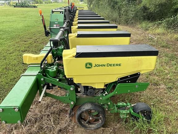 Image of John Deere 1725 equipment image 4