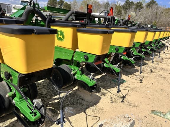 Image of John Deere 1725 equipment image 2