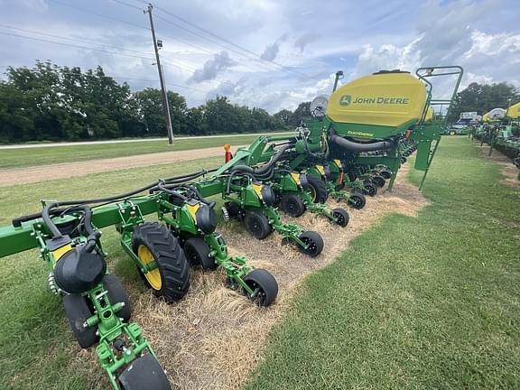 Image of John Deere 1725C equipment image 4