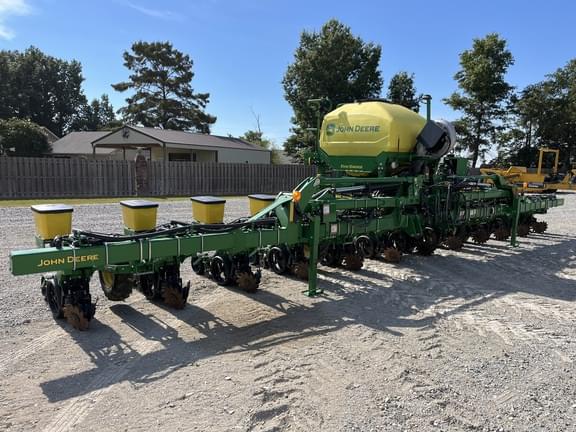 Image of John Deere 1725 equipment image 2