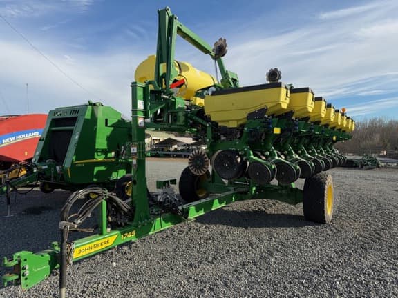 Image of John Deere 1745 equipment image 1