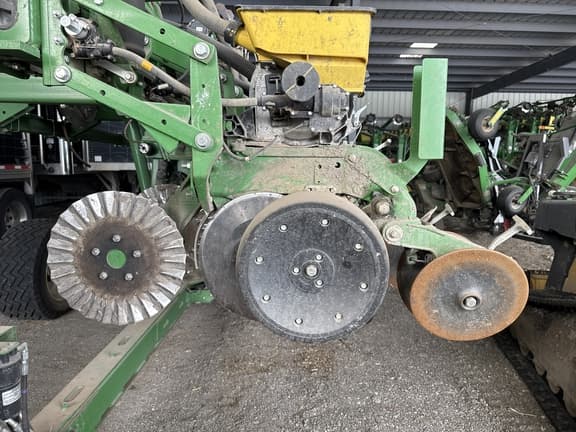 Image of John Deere 1745 equipment image 4