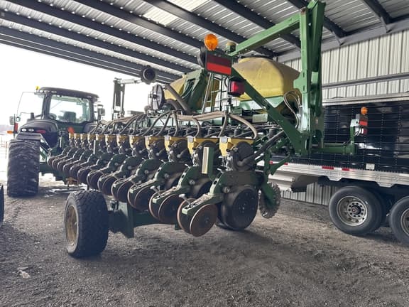 Image of John Deere 1745 equipment image 3