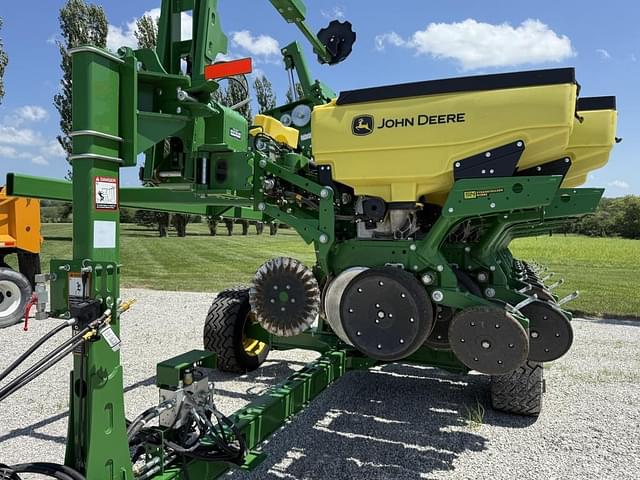 Image of John Deere 1745 equipment image 2