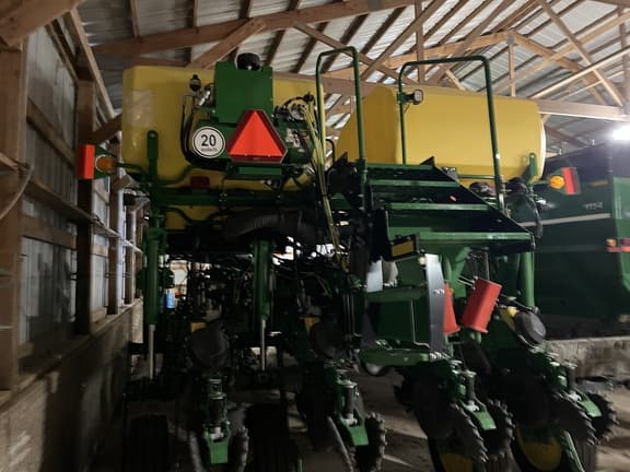 Image of John Deere 1770 equipment image 1