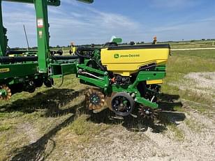 Main image John Deere 1775 4