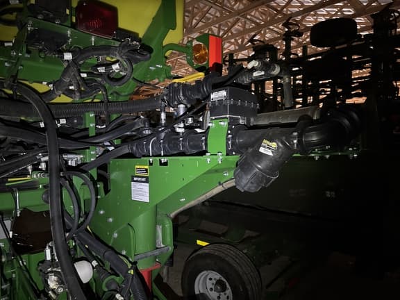 Image of John Deere 1775 equipment image 4