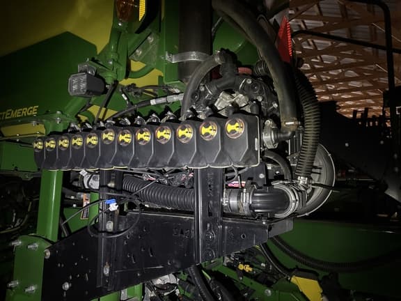 Image of John Deere 1775 equipment image 3
