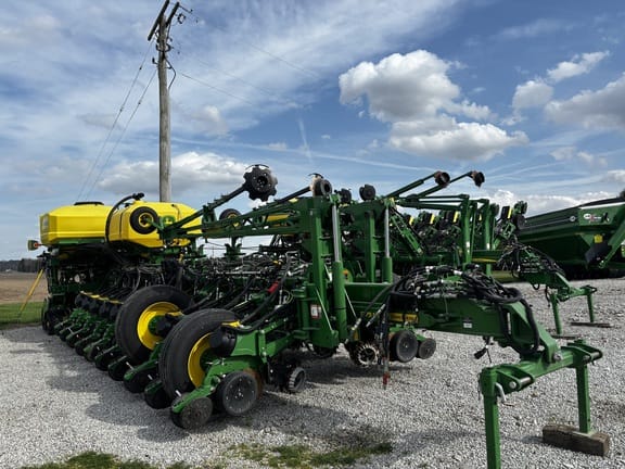 2022 John Deere 1775 Equipment Image0