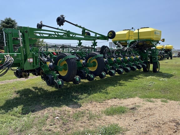 2022 John Deere 1775 Equipment Image0