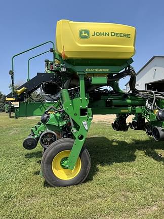 Image of John Deere 1775 equipment image 4