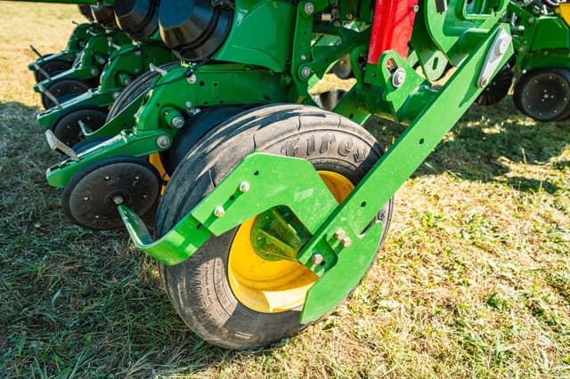 Image of John Deere 1775 equipment image 4