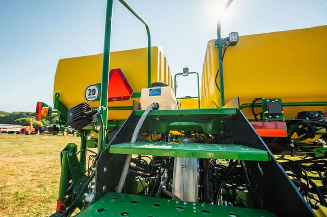 Image of John Deere 1775 equipment image 2