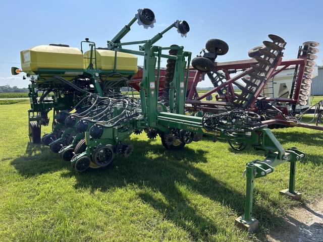 Image of John Deere 1775 equipment image 1