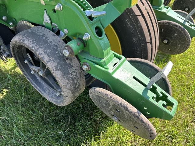 Image of John Deere 1775 equipment image 4