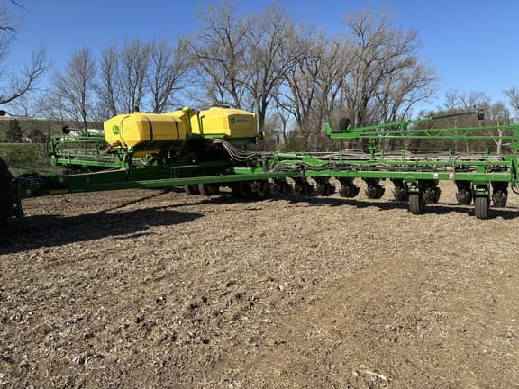 Image of John Deere 1775 equipment image 4