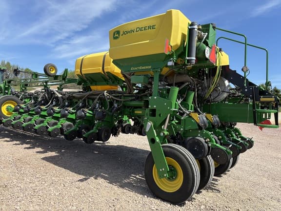 Image of John Deere 1775 equipment image 3