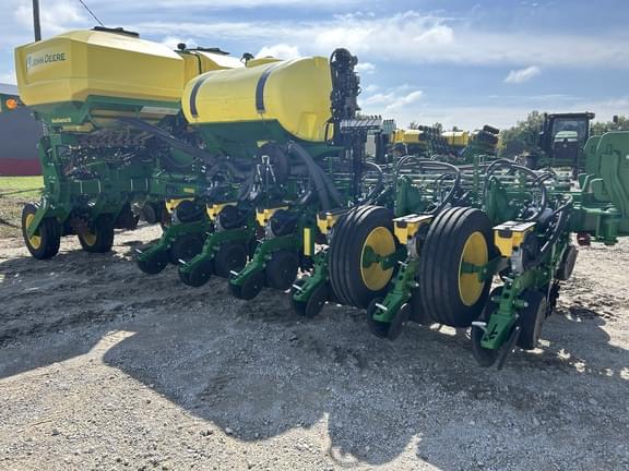 Image of John Deere 1775 equipment image 1