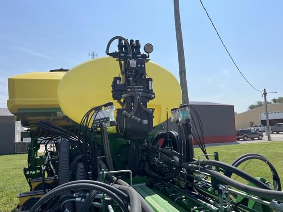 Image of John Deere 1775 equipment image 4