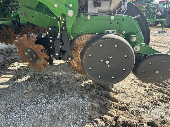 Image of John Deere 1775 equipment image 4