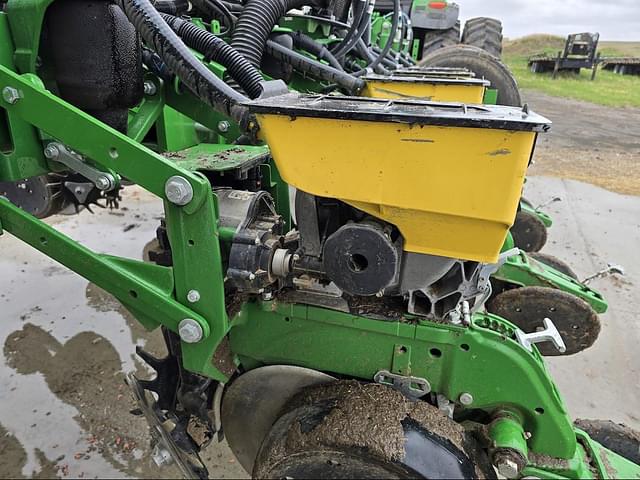 Image of John Deere 1775 equipment image 3