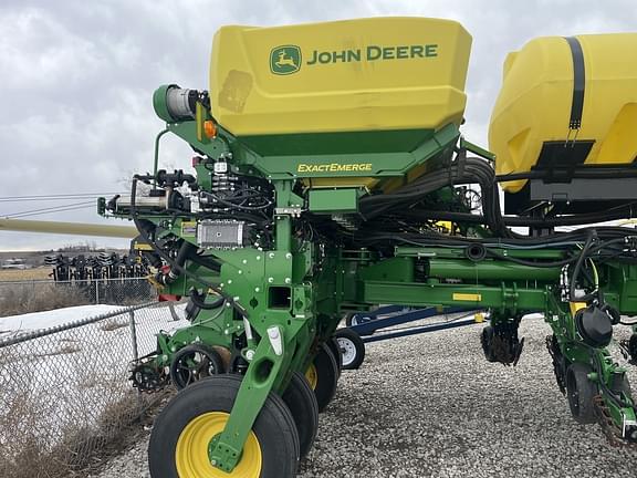 Image of John Deere 1775 equipment image 4