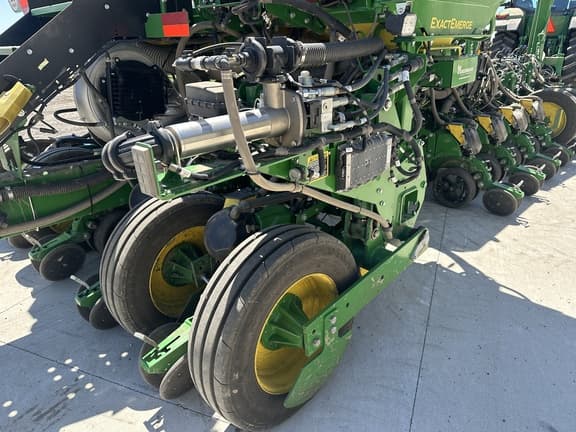 Image of John Deere 1775 equipment image 1