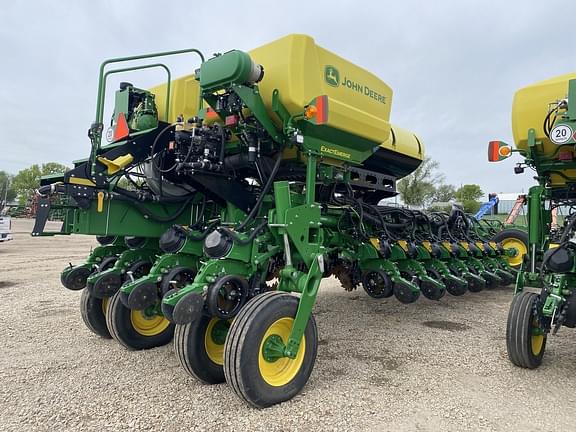 Image of John Deere 1775 equipment image 2