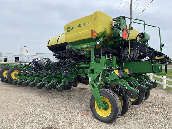 Image of John Deere 1775 equipment image 3