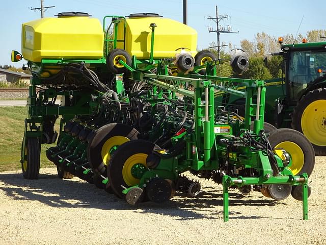 Image of John Deere 1775 equipment image 3